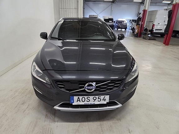 Volvo V60 Cross Country 2 of 10