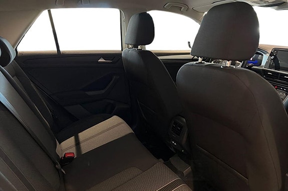 Volkswagen T-Roc 19 of 21
