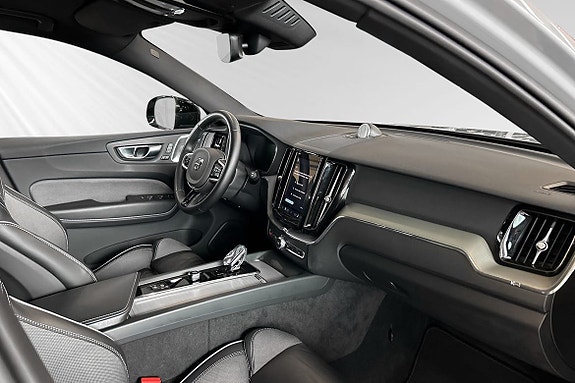 Volvo XC60 10 of 27