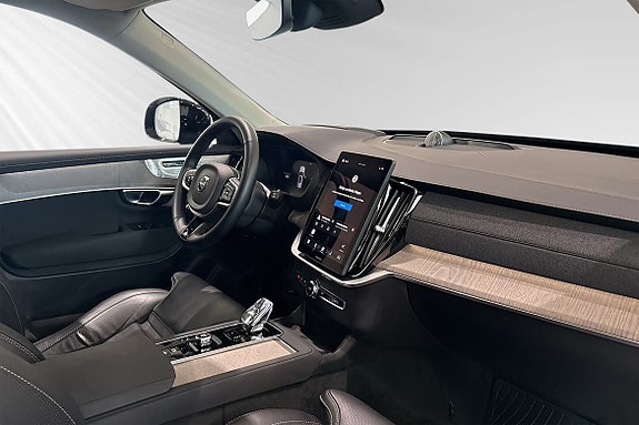 Volvo XC90 10 of 30
