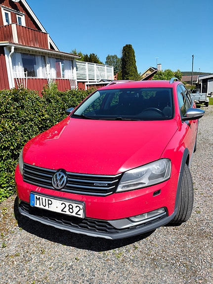 Volkswagen Passat Alltrack 2 of 6