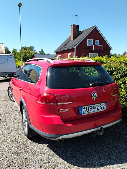 Volkswagen Passat Alltrack 3 of 6