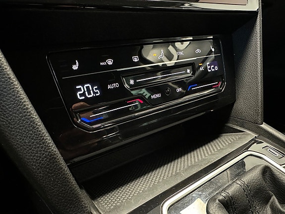 Volkswagen Passat 21 of 30