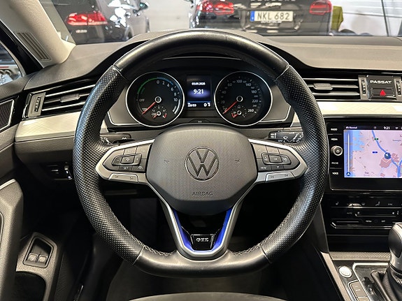 Volkswagen Passat 19 of 30
