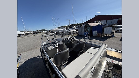 Buster LX med Yamaha 60hk - 2015  Låga Timmar 3 of 15