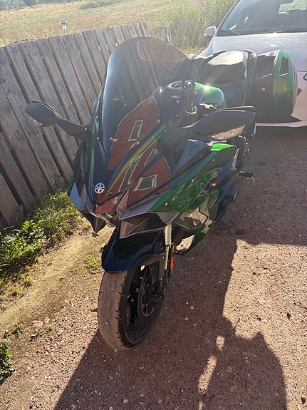 Kawasaki H2 SX SE+ Performance 3 of 7