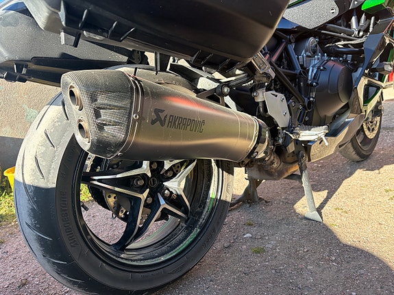 Kawasaki H2 SX SE+ Performance 4 of 7