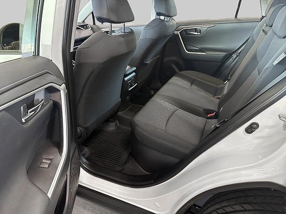 Toyota RAV4 8 of 14