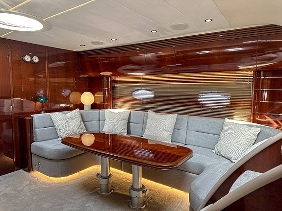 Princess V50 | Volvo Penta D12 9 of 12