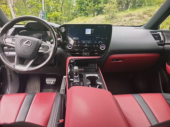 Lexus NX450h+ 8 of 15