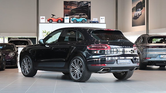 Porsche Macan 2 of 10