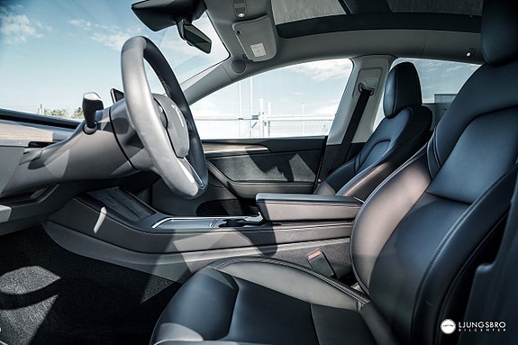 Tesla Model Y 4 of 15