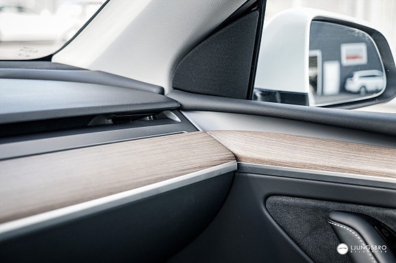 Tesla Model Y 13 of 15