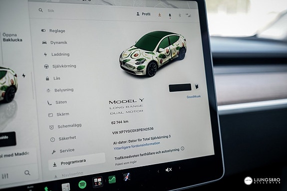 Tesla Model Y 9 of 15