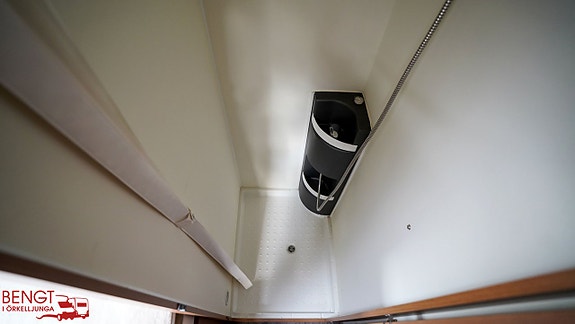Eura Mobil Profila ONE 690 QB | Queenbädd | Taksäng 19 of 21