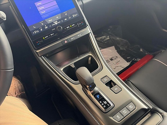 Lexus LBX 13 of 16