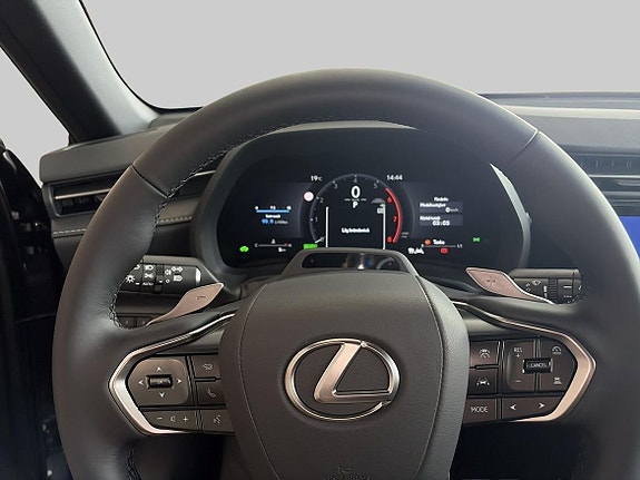 Lexus LBX 7 of 16