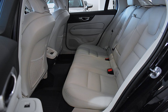 Volvo V60 Cross Country 11 of 23
