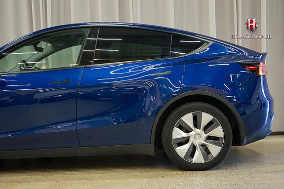 Tesla Model Y 8 of 21