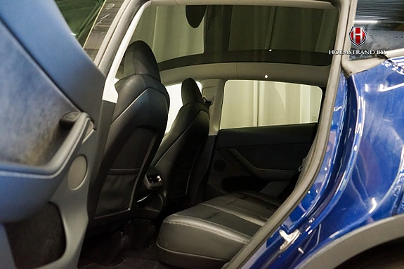 Tesla Model Y 13 of 21