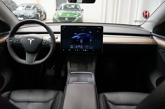 Tesla Model Y 14 of 21