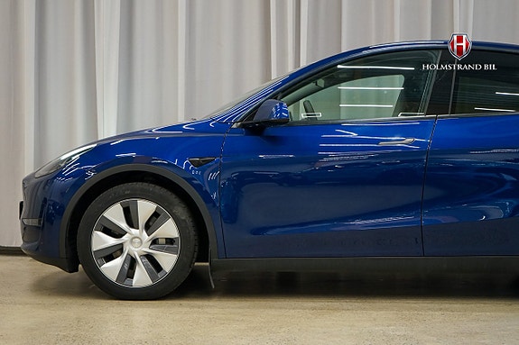 Tesla Model Y 7 of 21