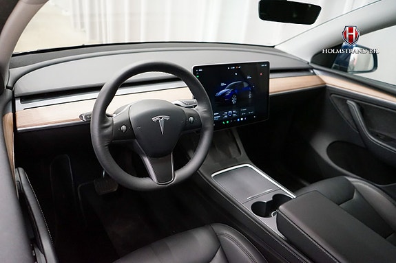 Tesla Model Y 10 of 21