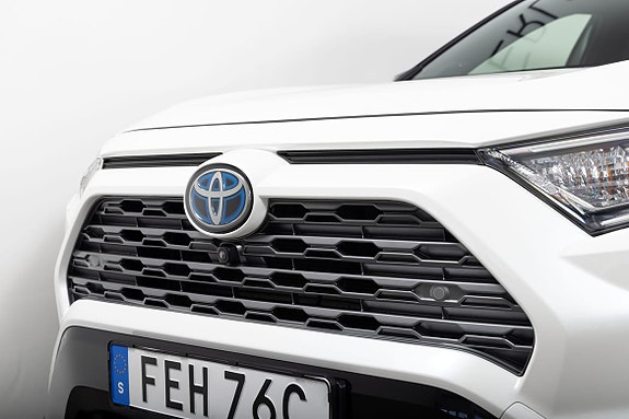 Toyota RAV4 3 of 23