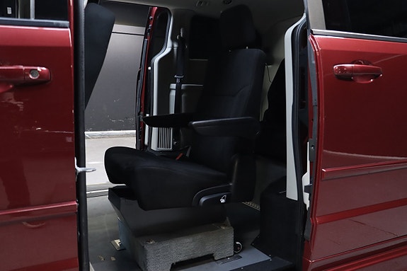 Dodge Grand Caravan 10 of 21
