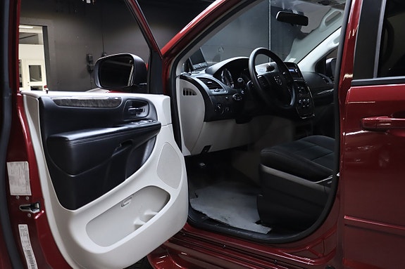 Dodge Grand Caravan 8 of 21