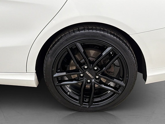 Mercedes-Benz CLA200 25 of 28