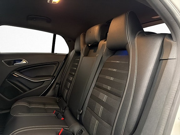 Mercedes-Benz CLA200 16 of 28