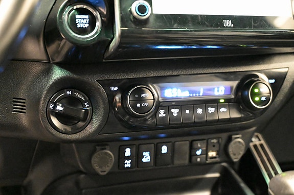 Toyota HiLux 17 of 21