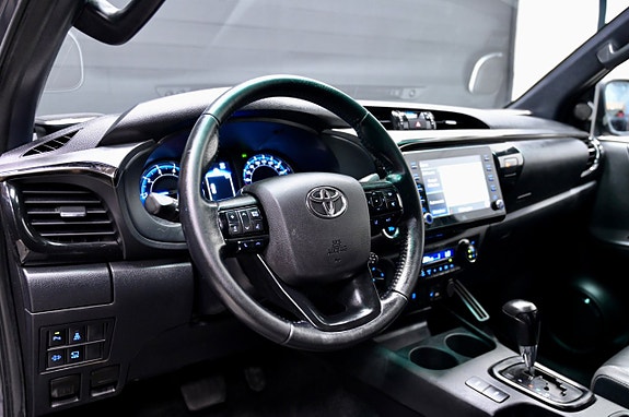 Toyota HiLux 14 of 21