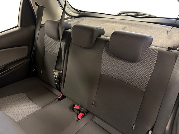 Toyota Yaris 10 of 15