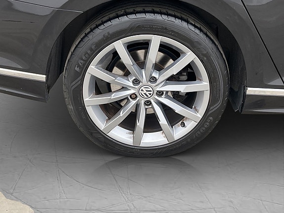 Volkswagen Passat 30 of 30