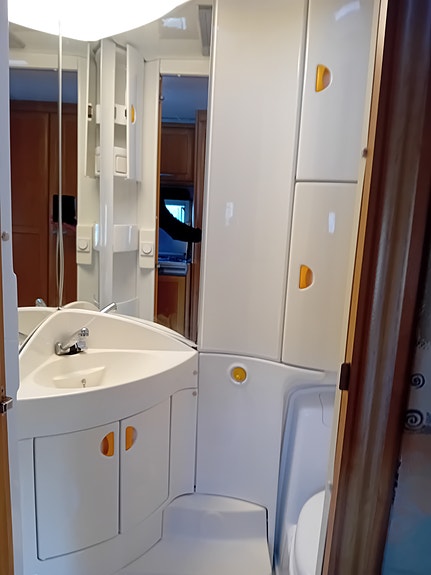 Knaus 560 Azur Royale Fullbredd Dubbelbädd 14 of 19