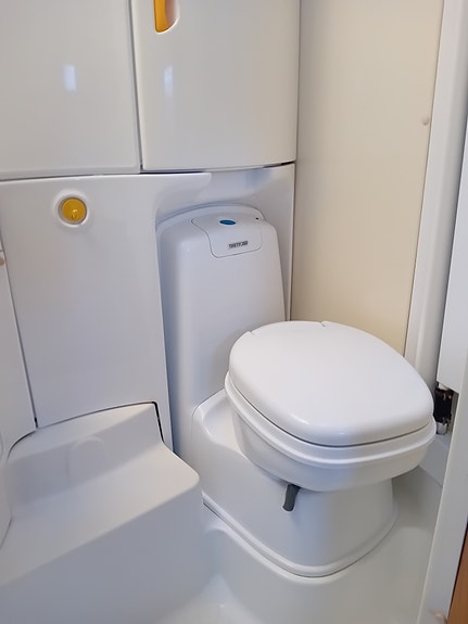 Knaus 560 Azur Royale Fullbredd Dubbelbädd 13 of 19
