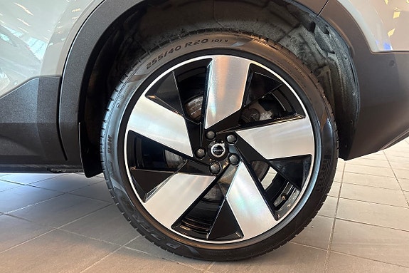 Volvo EX40 17 of 24