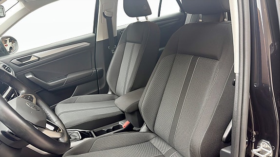 Volkswagen T-Roc 8 of 12