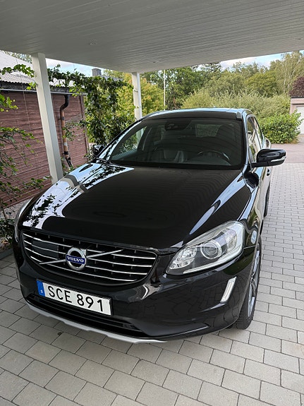 Volvo XC60 2 of 7