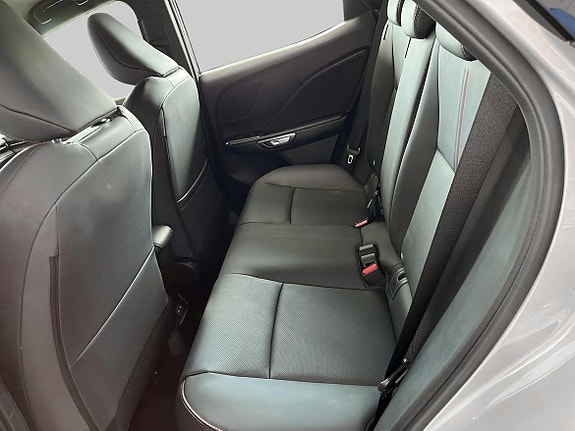 Lexus LBX 16 of 17