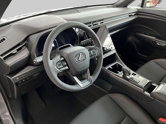 Lexus LBX 9 of 17
