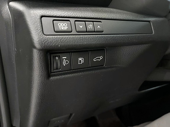 Lexus LBX 15 of 17