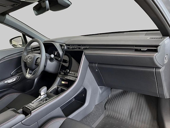 Lexus LBX 7 of 17