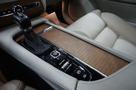 Volvo XC90 25 of 30