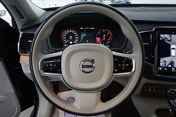 Volvo XC90 13 of 30