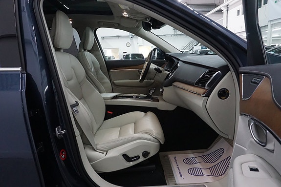 Volvo XC90 10 of 30