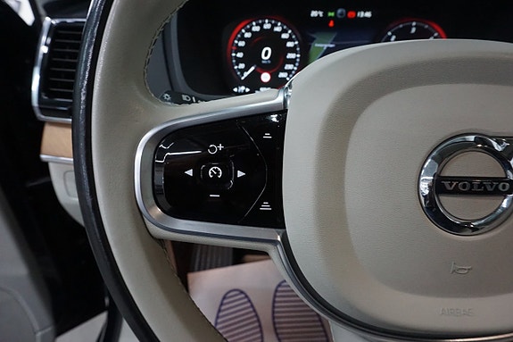 Volvo XC90 14 of 30