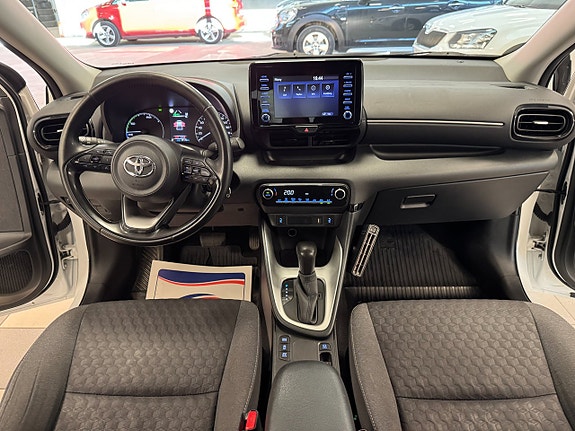Toyota Yaris 4 of 12
